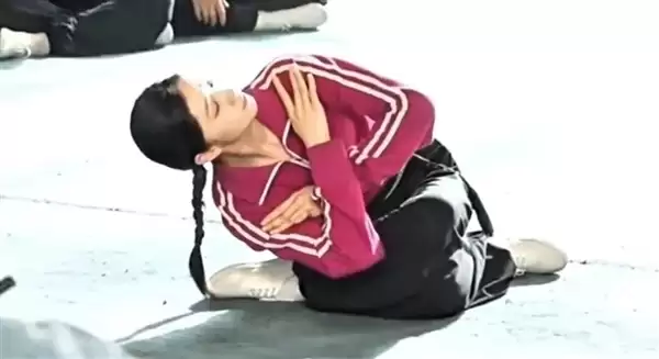 《主角》女演员卧鱼挑战引发全网模仿 医生提醒：警惕韧带撕裂