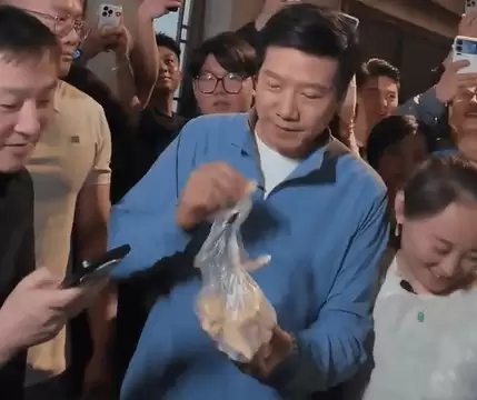 雷军盐城之行超暖心：尝街头小吃:给粉丝发麦芽糖尽显亲和力