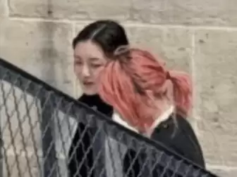 20岁李嫣与闺蜜现身巴黎:穿着清纯模样大变 网友纷纷认成大S
