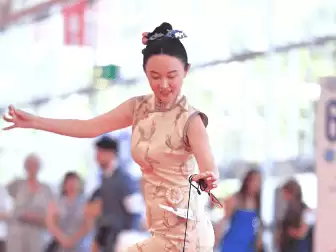 霍思燕意大利捧杯：她连换5条旗袍：脸瘦成锥子脸：杜江全程陪着