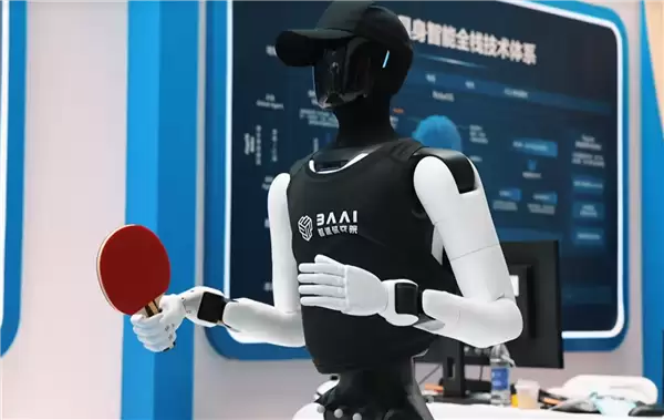 智元远征A3成为全球首个全自主乒乓对战人形机器人