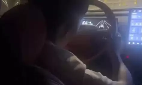 玩手机打瞌睡！哈啰司机过度依赖辅助驾驶官方回应：永久封号