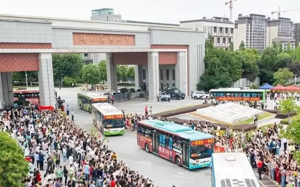 从高考数学满分到AI辅助填志愿：国产大模型走到哪一步了？