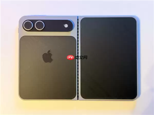 苹果首款折叠屏蓄势待发！iPhone Fold机模亮相