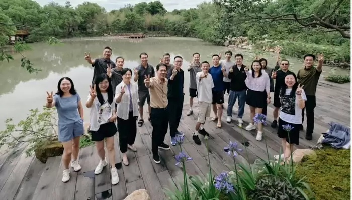 马云与阿里众高管插秧团建：被传离职的周靖人现身