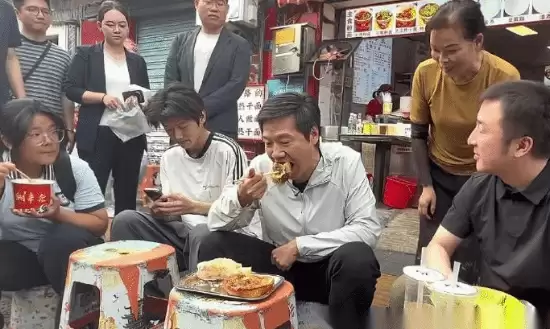 科技大佬风行路边吃面！打造亲民人设会弄巧成拙吗