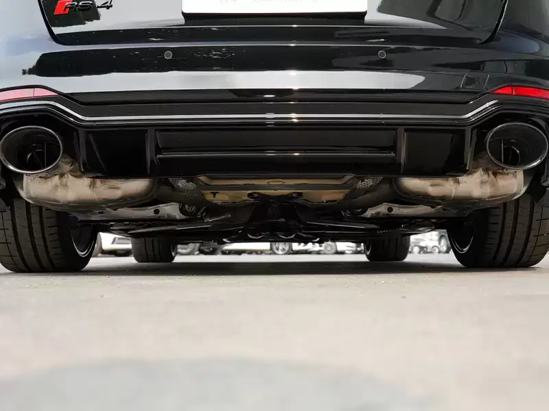 奥迪 RS 4 通过减速带时的舒适性如何