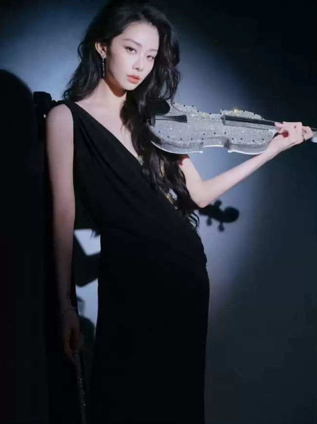 喻言身穿黑色长裙秀出高跟鞋 手拿小提琴优美又灵动