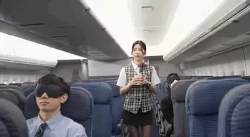 正惊GIF：必须点赞！超美空姐竟服务如此周到 小伙直接害羞脸红