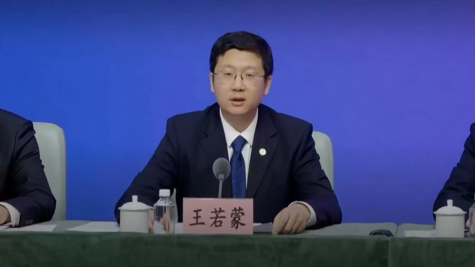 发改委王若蒙：2025年中国AI手机 AI电脑等智能终端年出货量超1亿台