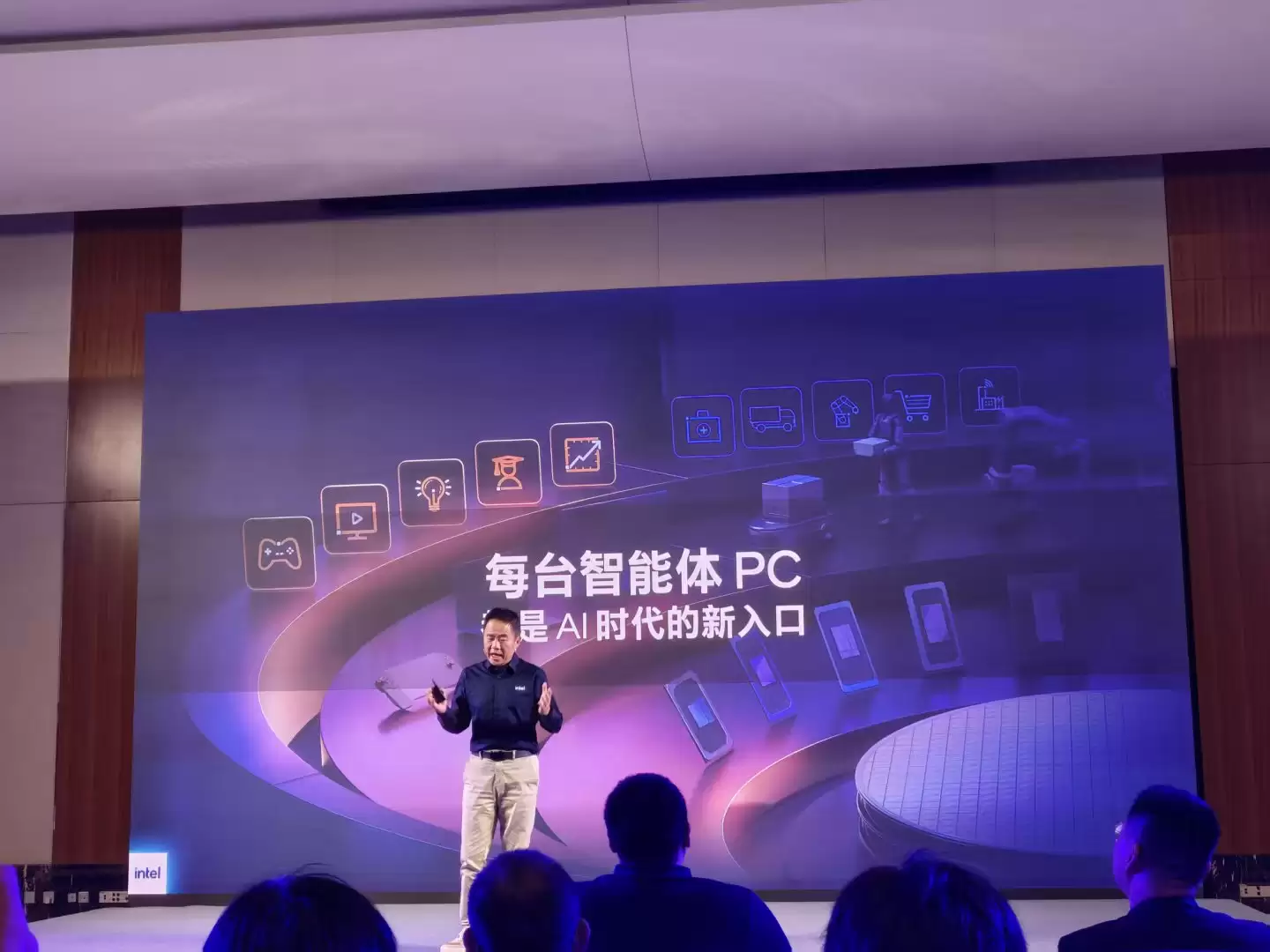 AI PC卷了两年算力:英特尔这次要带着行业干活