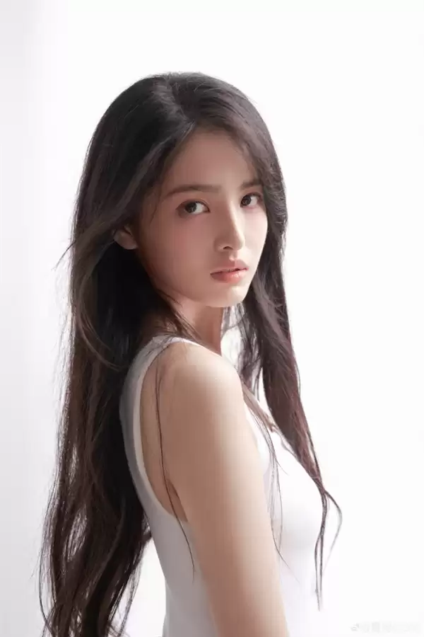周星驰方时隔8年官宣新星女郎雪野 在《功夫女足》中饰同名角色 长相酷似宋祖儿