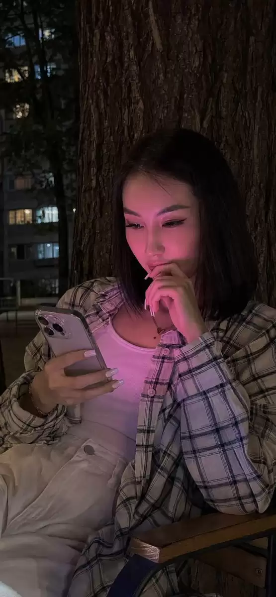 写实的 iPhone 夜景人像