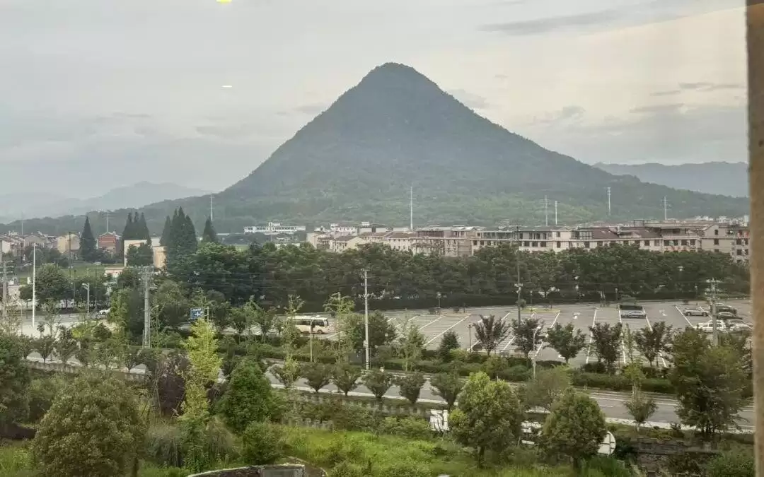 对冲AI剧冲击！横店影视城降价补贴真人短剧：所有影棚免棚费