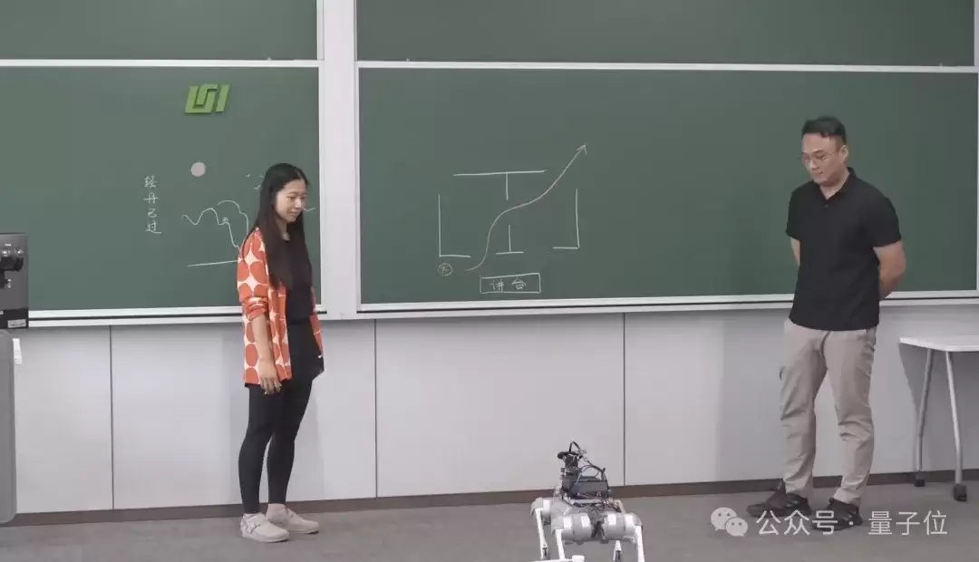 机器狗指挥人类用天平称重！清华现场演示：无脚本 任务随机 观众即兴出题