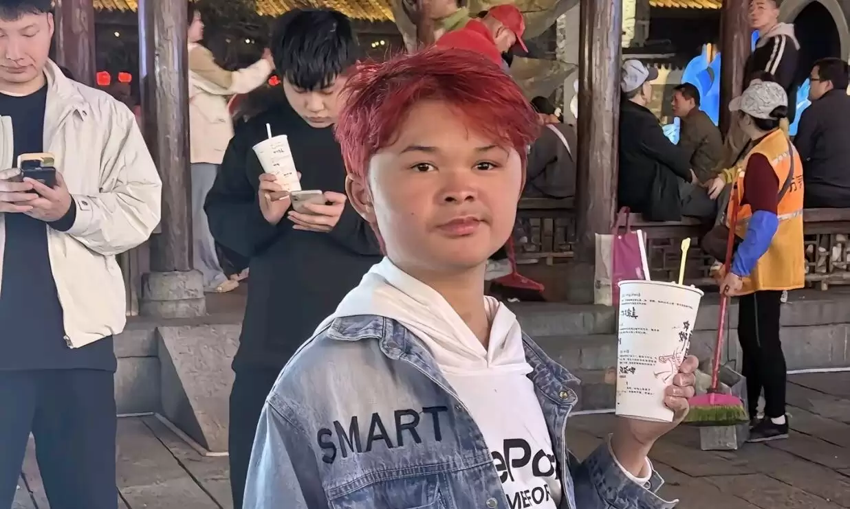 小马云酒吧跑商演！染黄发站酒桌与美女热舞 网友：认不出了