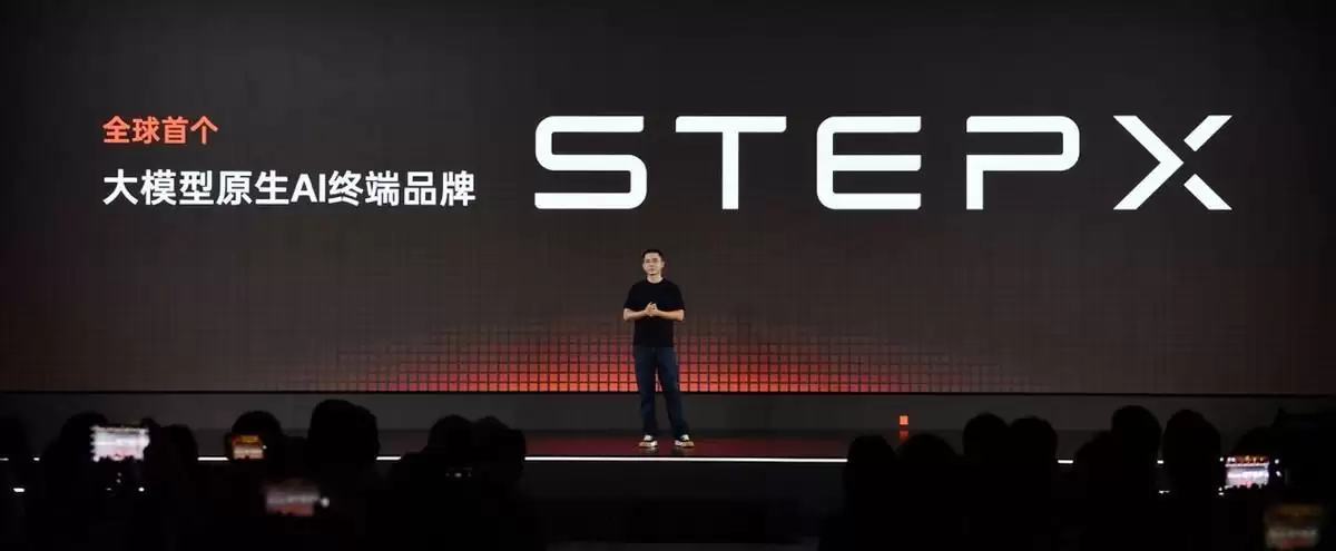 阶跃发布大模型原生AI终端品牌STEPX及Step AOS：全球首款大模型原生智能体手机同步亮相