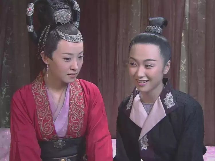 蛇灵两大美女：如燕与小梅 一场从头到尾的塑料姐妹情