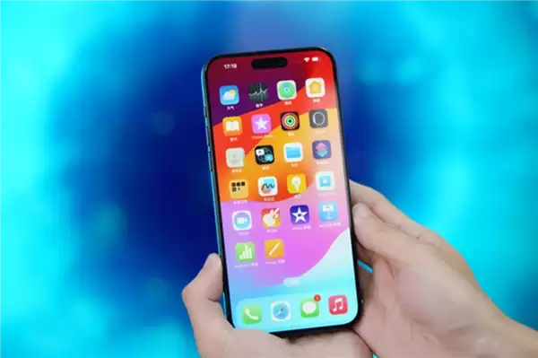 苹果携手PrismML探索端侧AI压缩技术：助力Siri