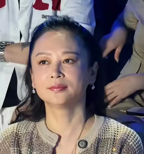 陈红57岁状态登热搜 岁月不败美人老去依旧优雅