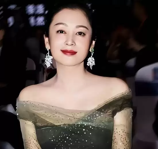陈红57岁状态登热搜 岁月不败美人老去依旧优雅