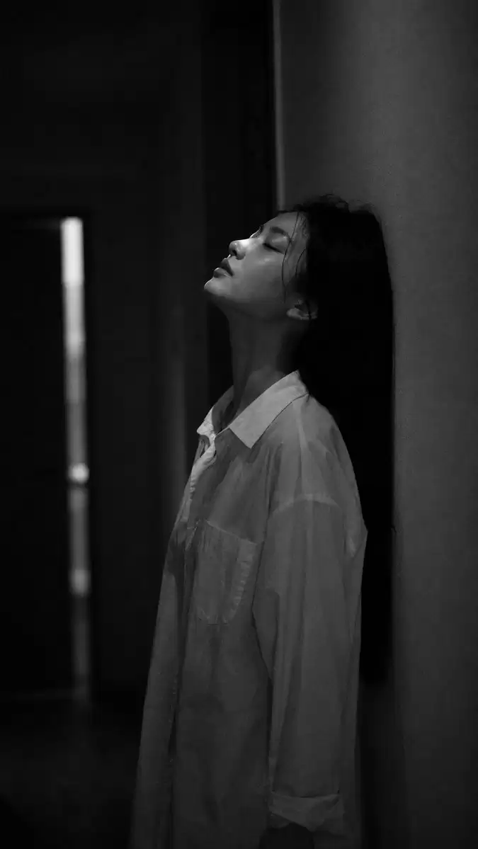 黑白低调公寓人像