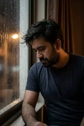 雨窗忧郁电影感肖像