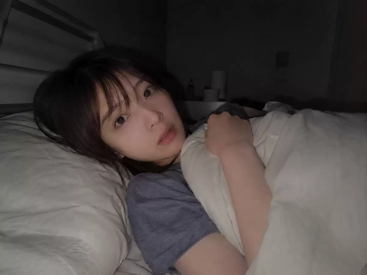 幽暗卧室睡前人像