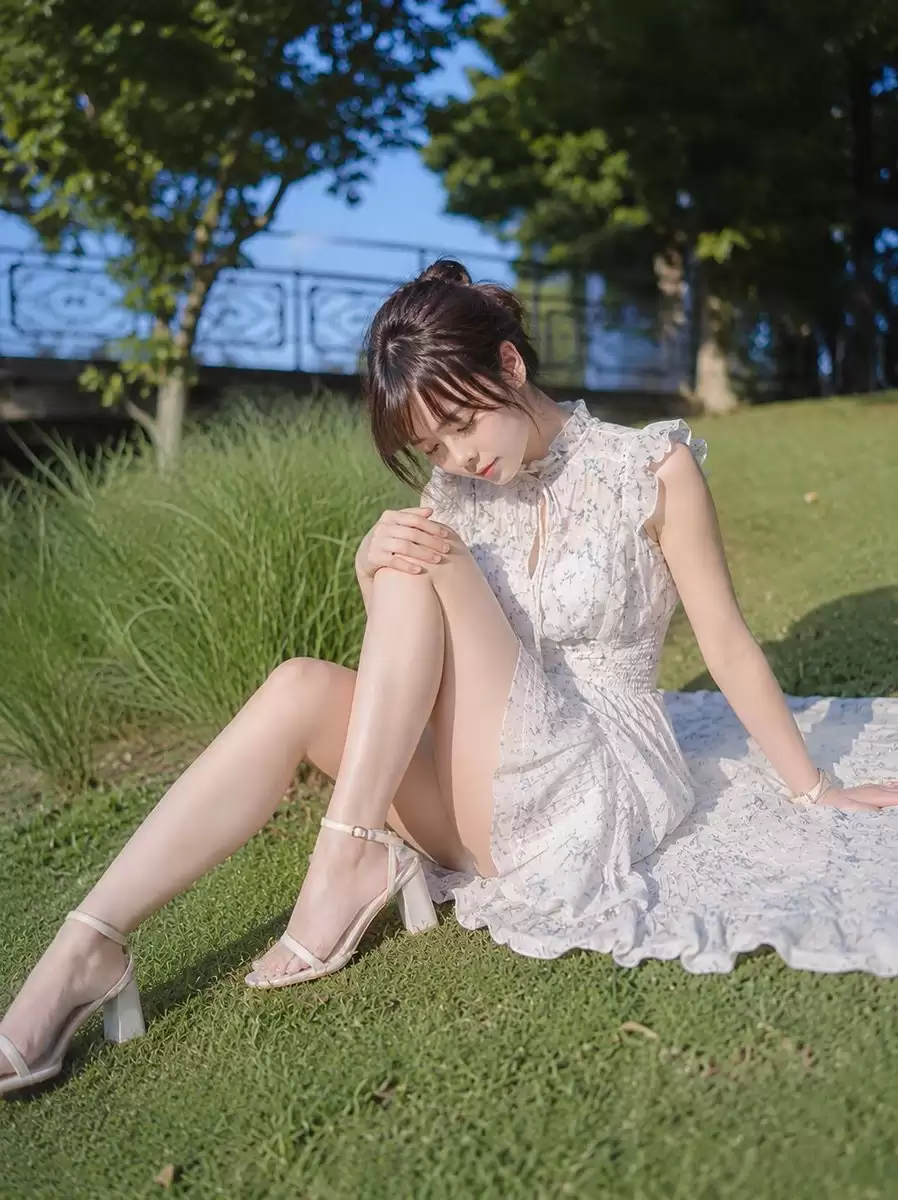 盛夏公园中优雅日本女性肖像