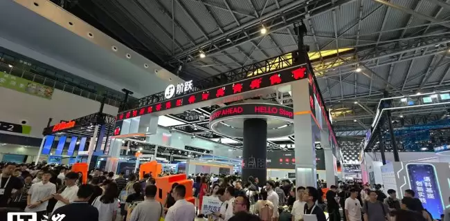 阶跃终端首款智能体手机 STEPX Neo 现场实拍 Amoo 助手可与飞书等 App 实现深度联动
