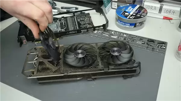 华硕RTX 3080散热改造测试：水冷降温22℃仅增2帧