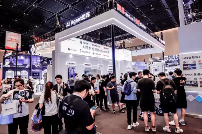 国内首款苹果 MFi 认证开放式 AI 耳机网易有道 OpenPods 亮相 WAIC：耳机盒可独立录音翻译