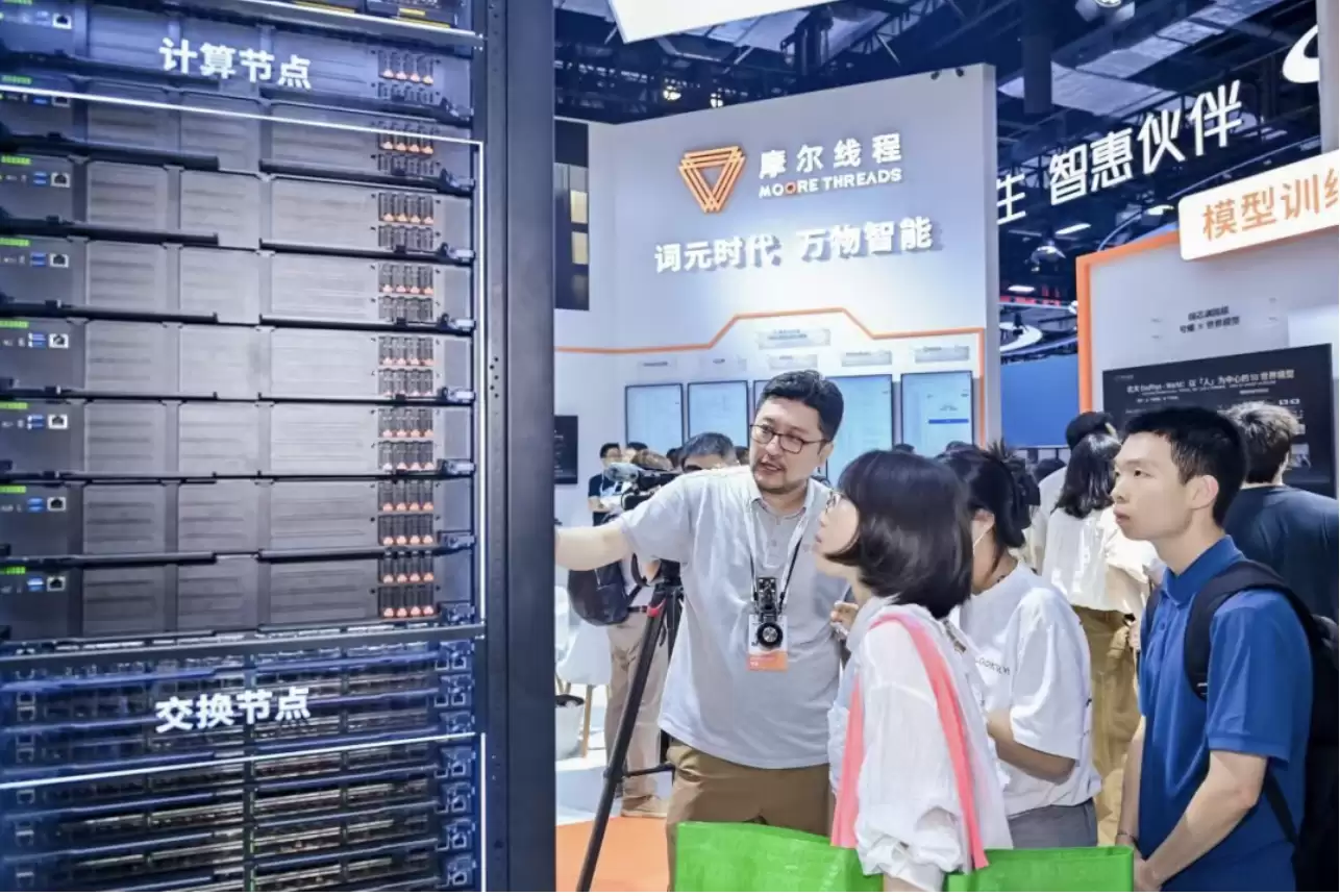 WAIC 2026｜摩尔线程展示 MTT C256 超节点 首创单层Scale-up网络256卡全互联
