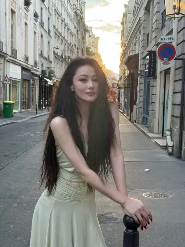 张馨予分享巴黎街拍美照 淡绿长裙清新靓丽身材好