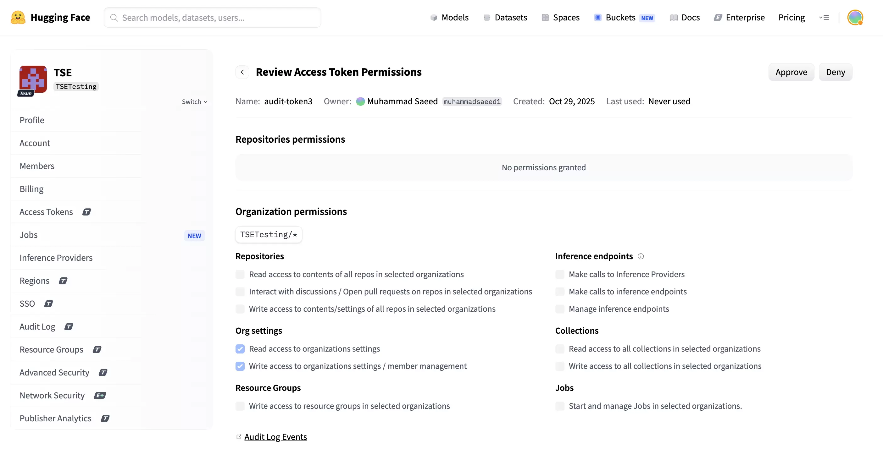 Hugging Face 组织管理员的 Review Access Token Permissions 页面,显示资源权限以及 Approve 和 Deny