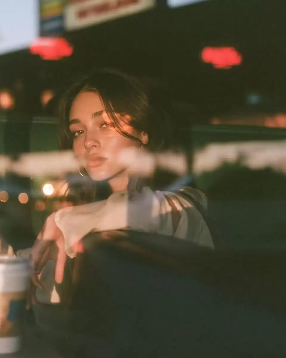 蓝调光影的电影感咖啡馆人像