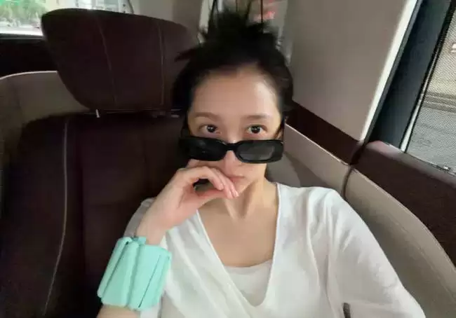 关晓彤分享打网球照 一双大长腿十分抢眼