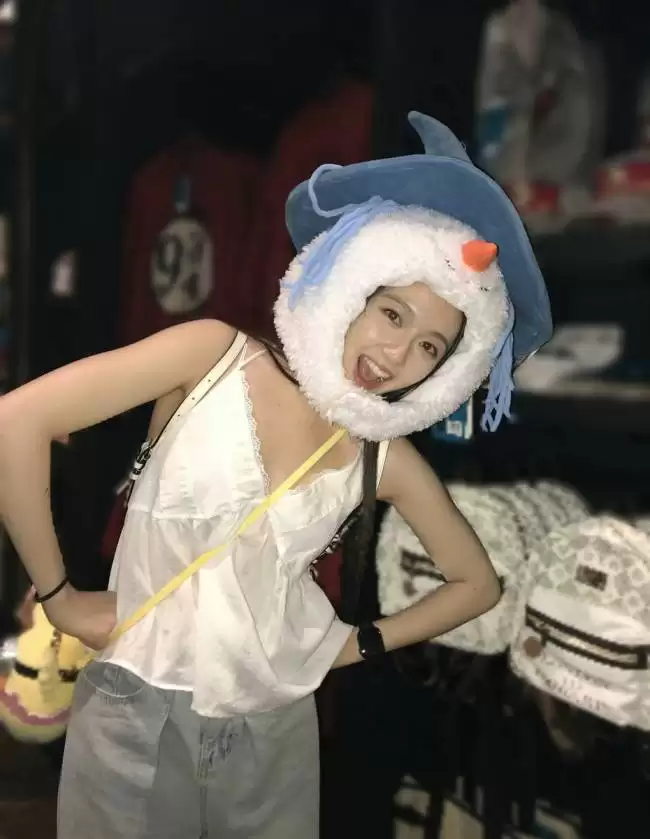 李兰迪戴雪人毛绒帽游玩自拍 可爱鲜活元气满满