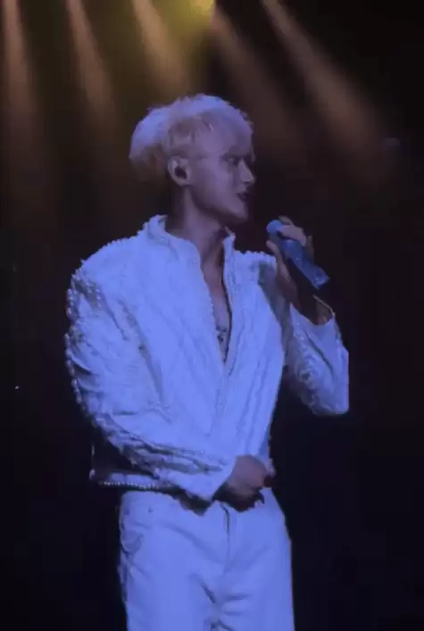 黄子韬“崩溃”回应没拉裤链：我刚一直都这样唱的