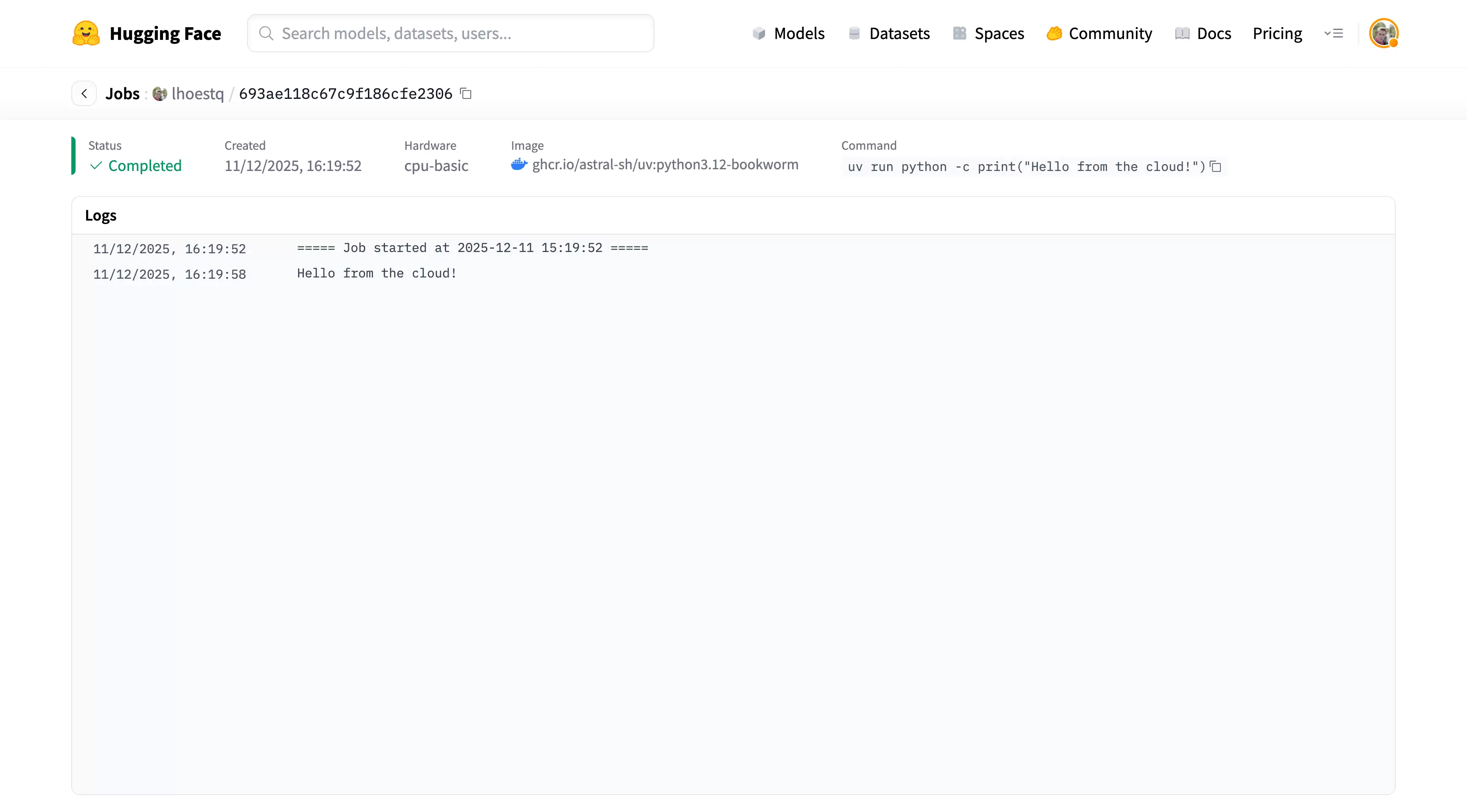 Hugging Face Jobs 任务详情页，顶部显示 Completed、硬件、镜像、命令，下面显示 Hello from the cloud 日志