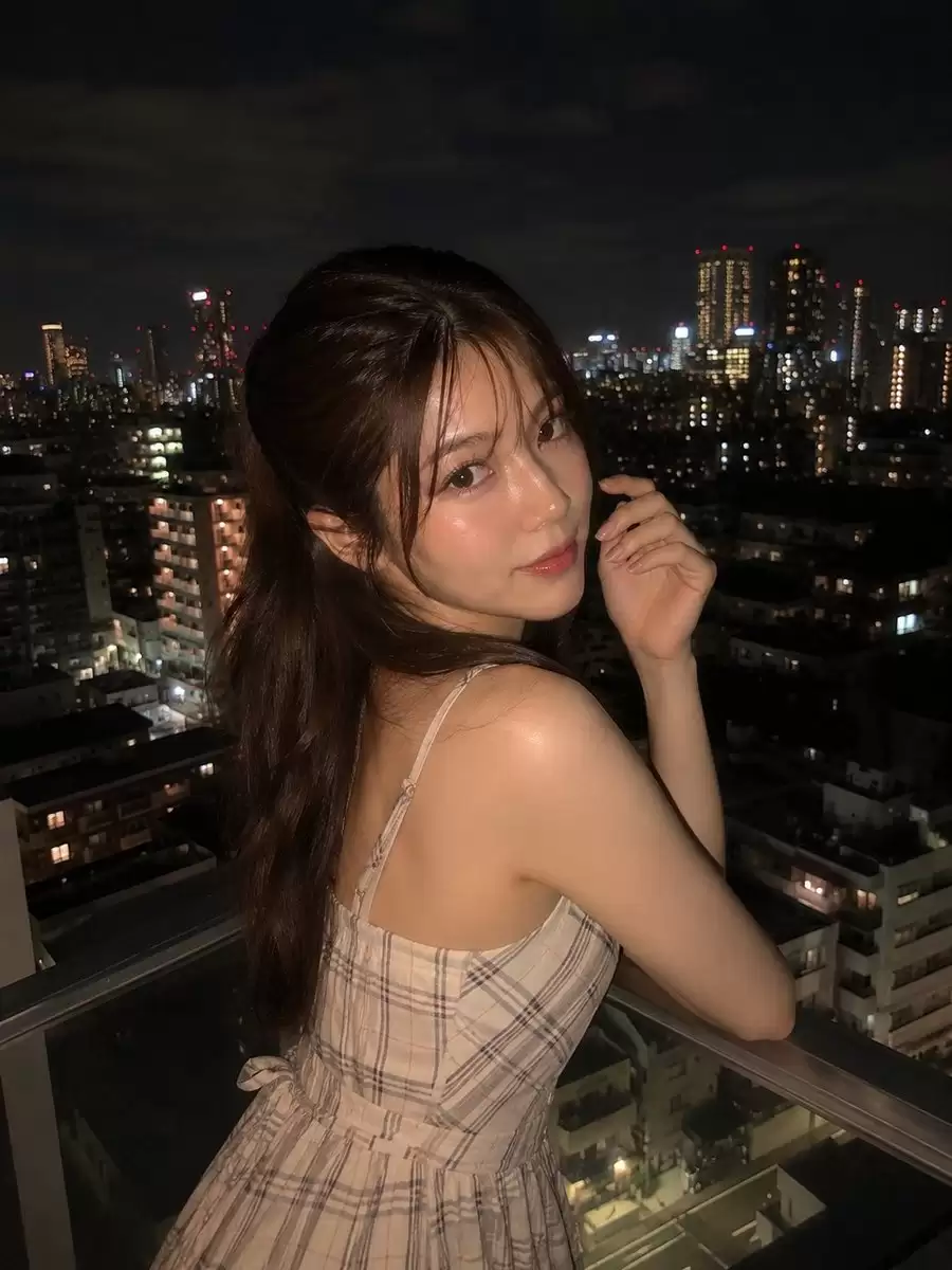 都市夜色阳台人像