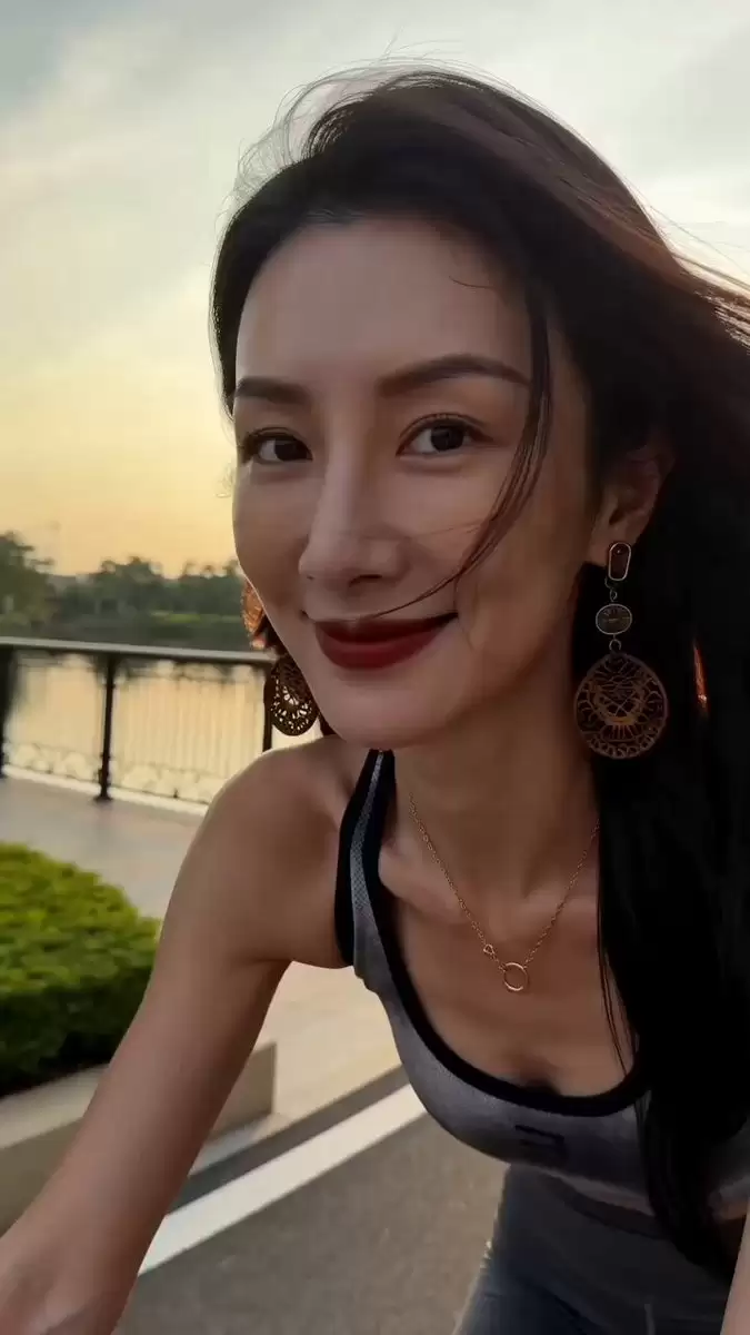 手持 iPhone 风格的骑行视频