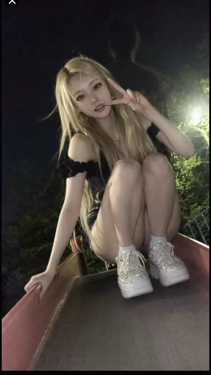 夜晚诡异滑梯幽灵照片