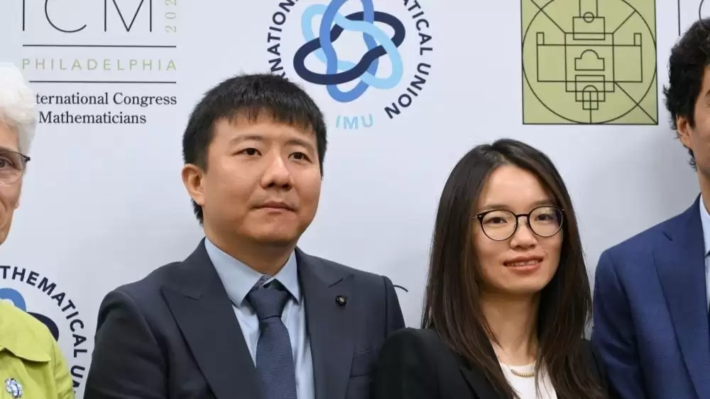 中国学者邓煜、王虹首获菲尔兹奖：数学突破与动漫情怀同耀国
