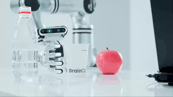 聚焦WAIC｜意念控制机器人仅需10分钟？脑机接口：一项底层技术 更多产业可能