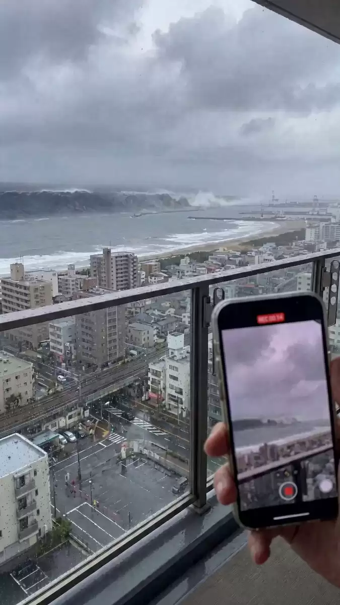 电影级海啸灾害视频提示词