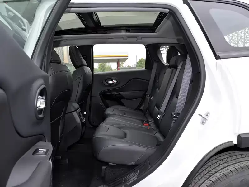 Jeep自由光后排有USB接口么