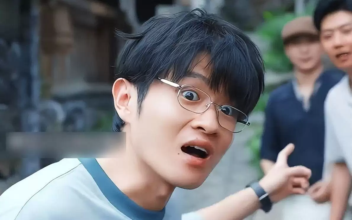 一屋子专业演员 硬是演不过一个跨界的戏子 烂不是没有原因的