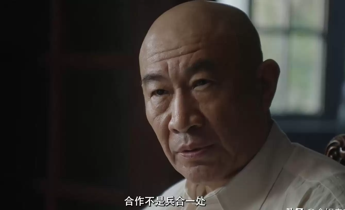 看完4集《九个弹孔》我想说：中国革命剧的大门要被张桐踹烂了