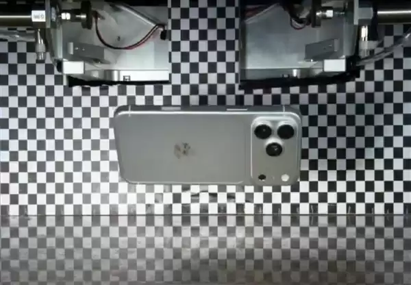 iP18 Pro Max真机首次曝光：横向大矩阵镜组+全新配色